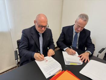Firma dell'accordo. Da sx: da sx: DG di ATS Bergamo Giupponi e Procuratore Capo di Bergamo Romanelli