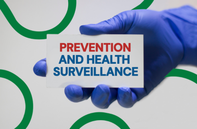 una mano con un guanto medico che sostiene una card con questo testo in inglese: prevenzione e sorveglianza sanitaria